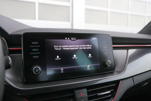 Apple Carplay/Android Auto Apple Carplay/Android Auto