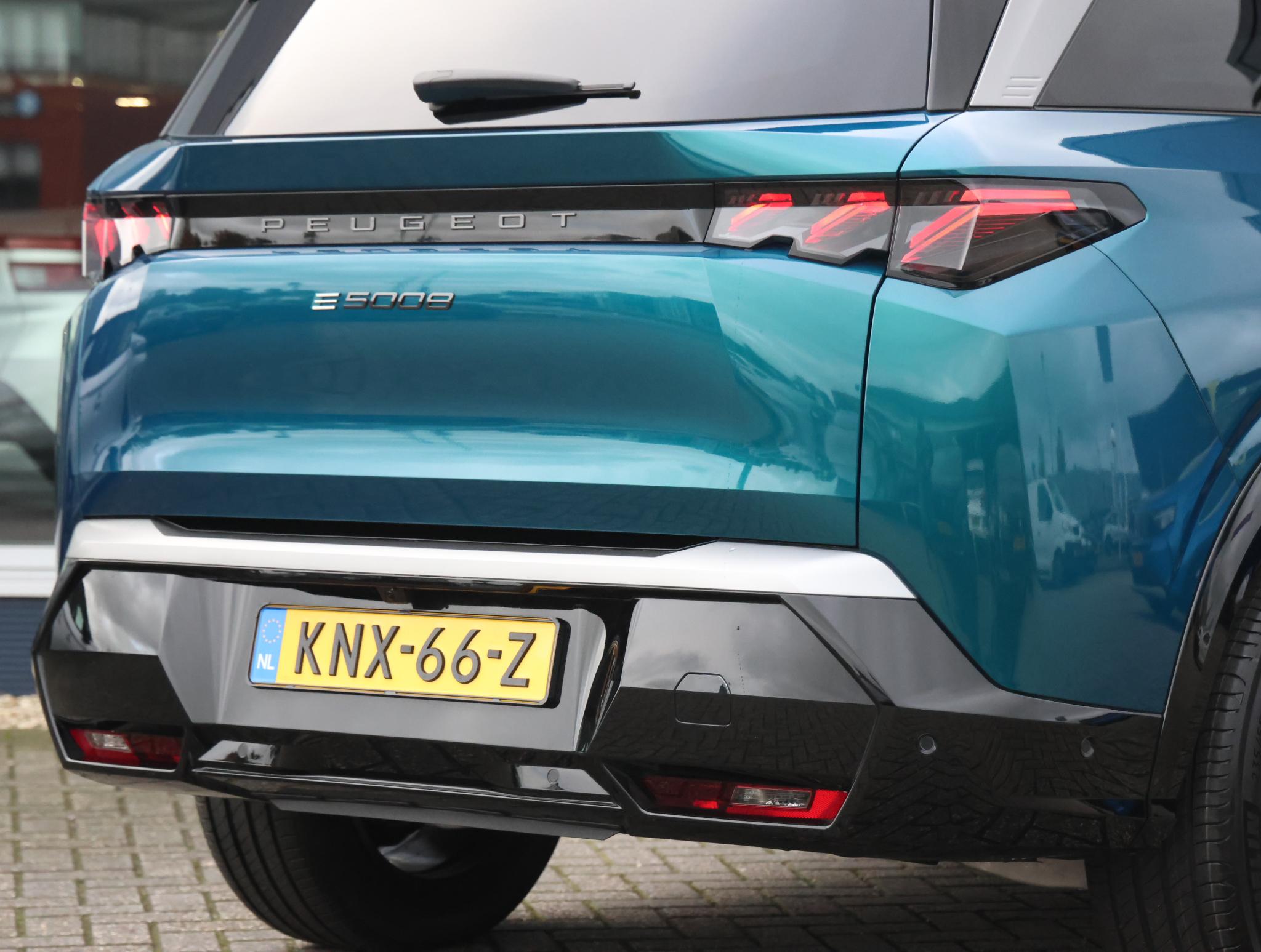 Peugeot e-5008