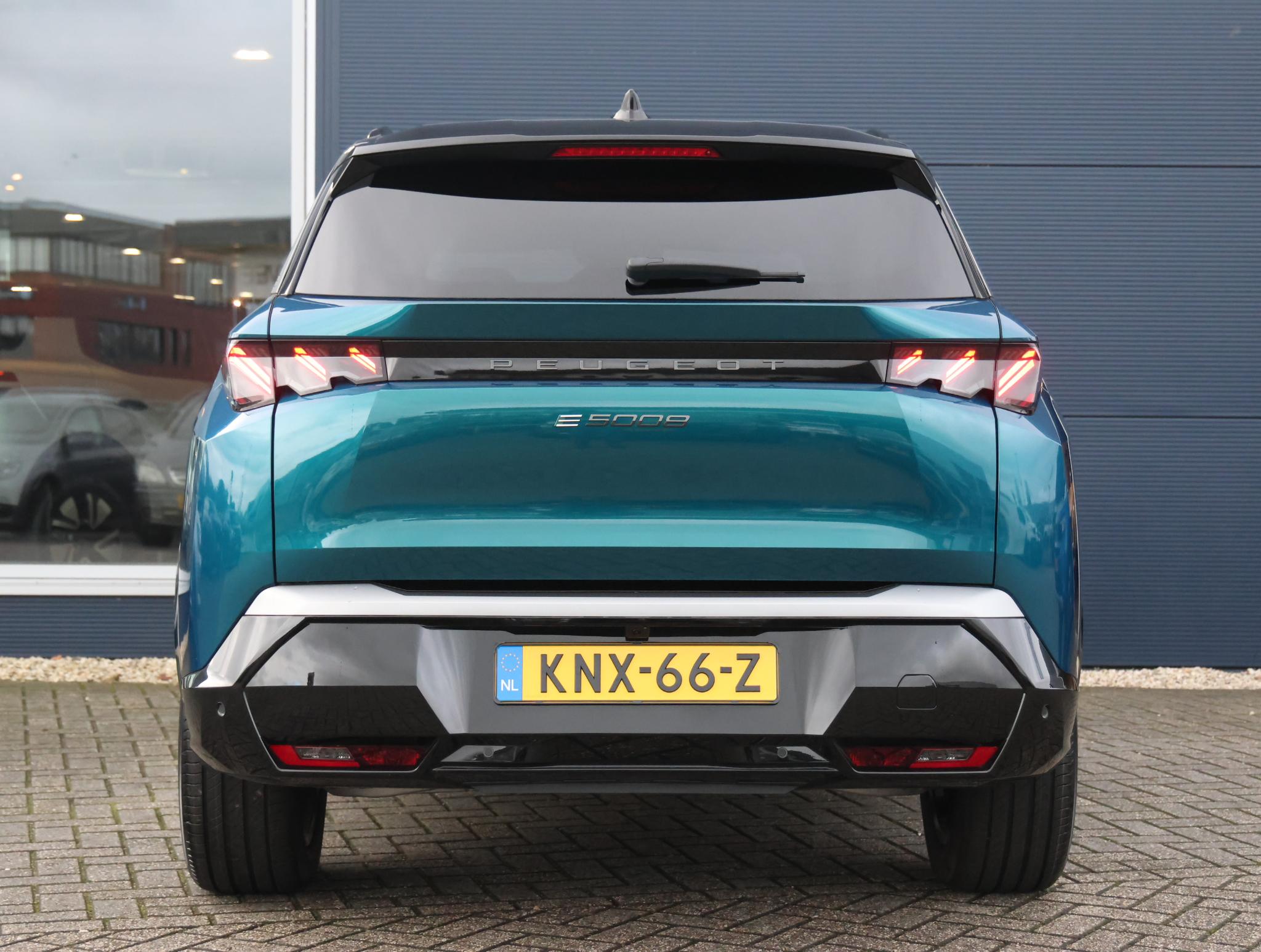 Peugeot e-5008