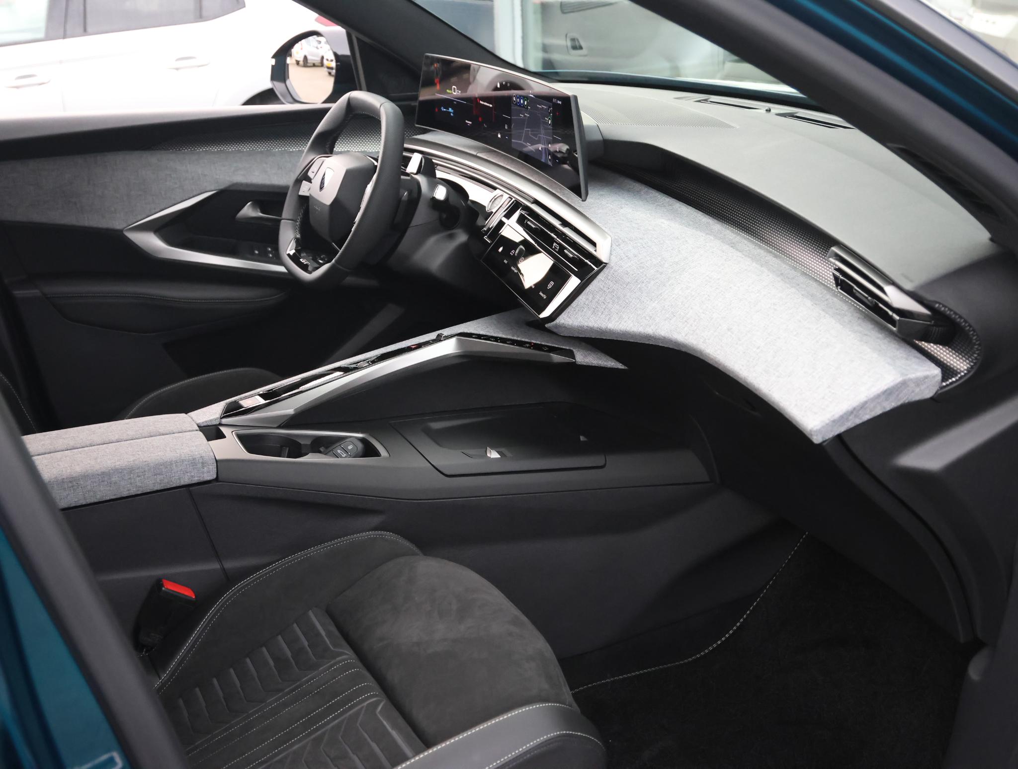 Peugeot e-5008