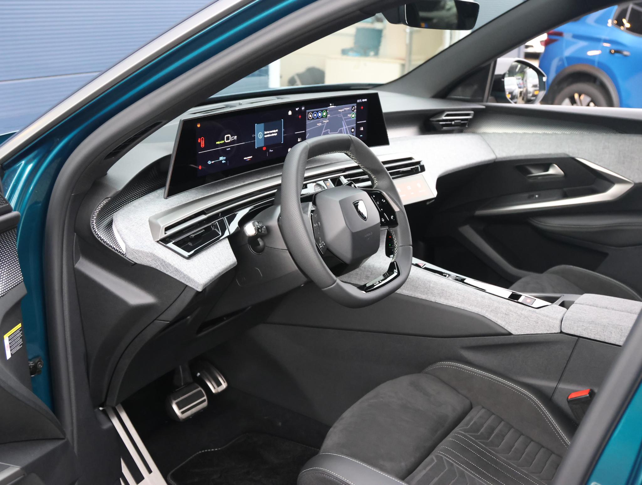 Peugeot e-5008
