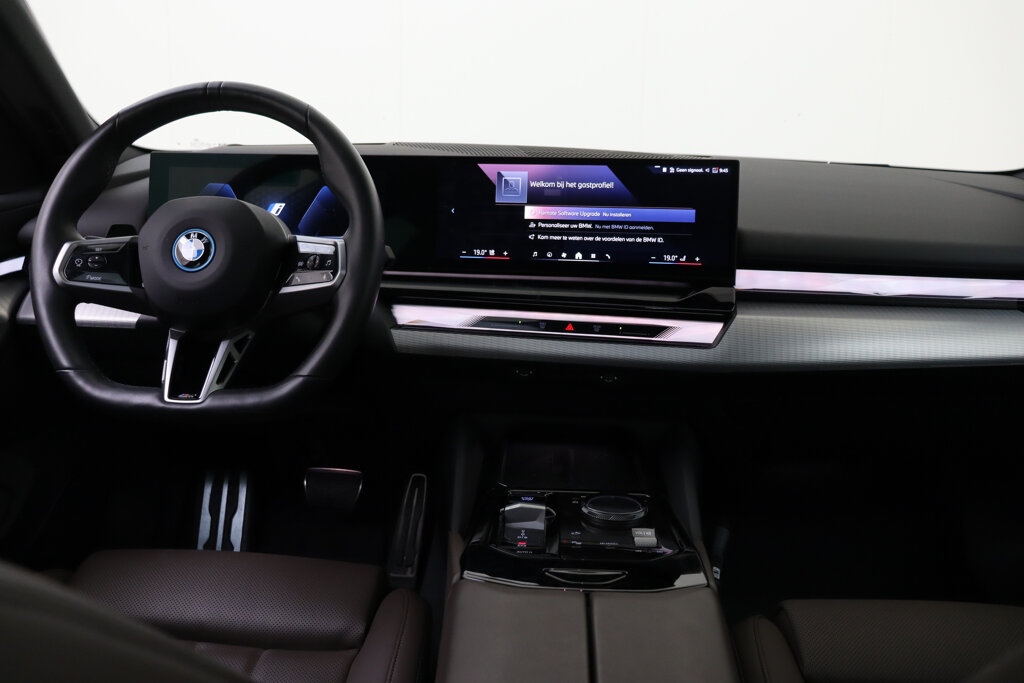 BMW i5 26