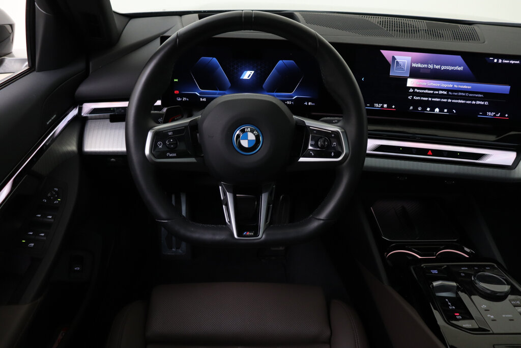 BMW i5 28