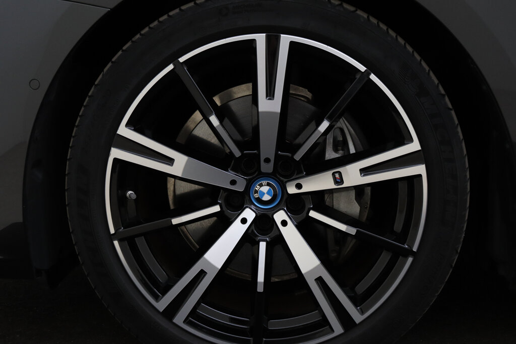 BMW i5 73