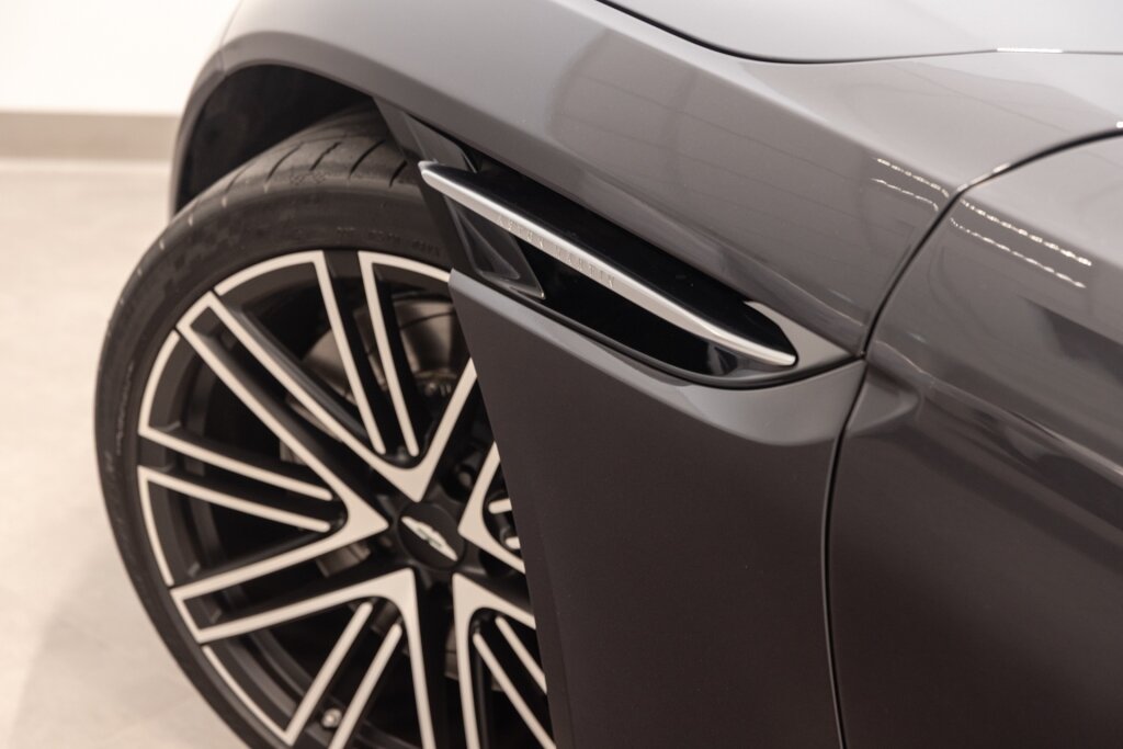 Aston Martin DB12 - foto 20