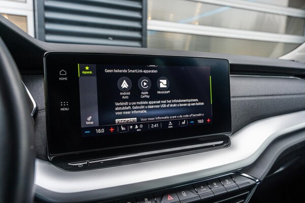 Apple Carplay/Android Auto Apple Carplay/Android Auto