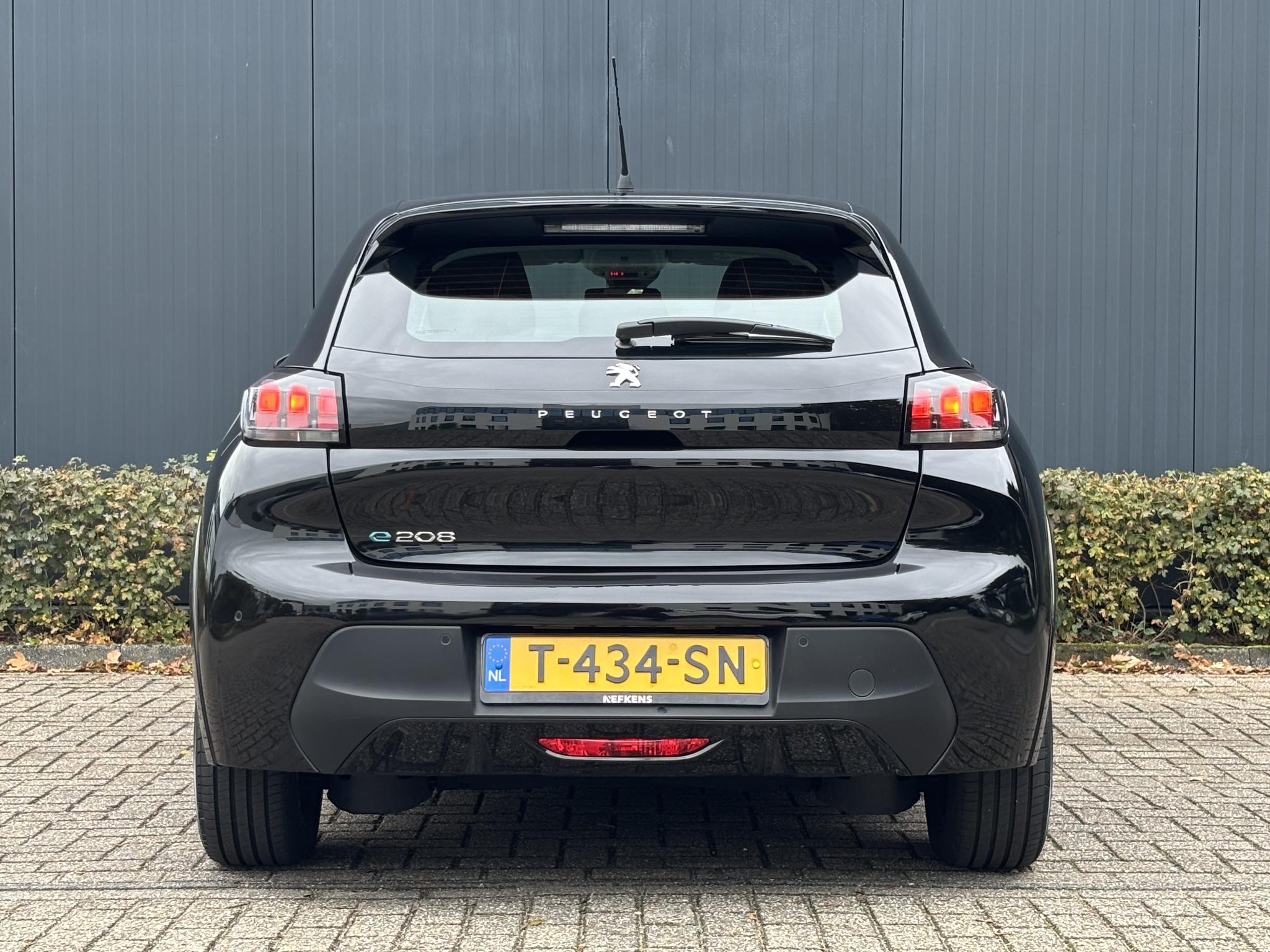 Peugeot e-208