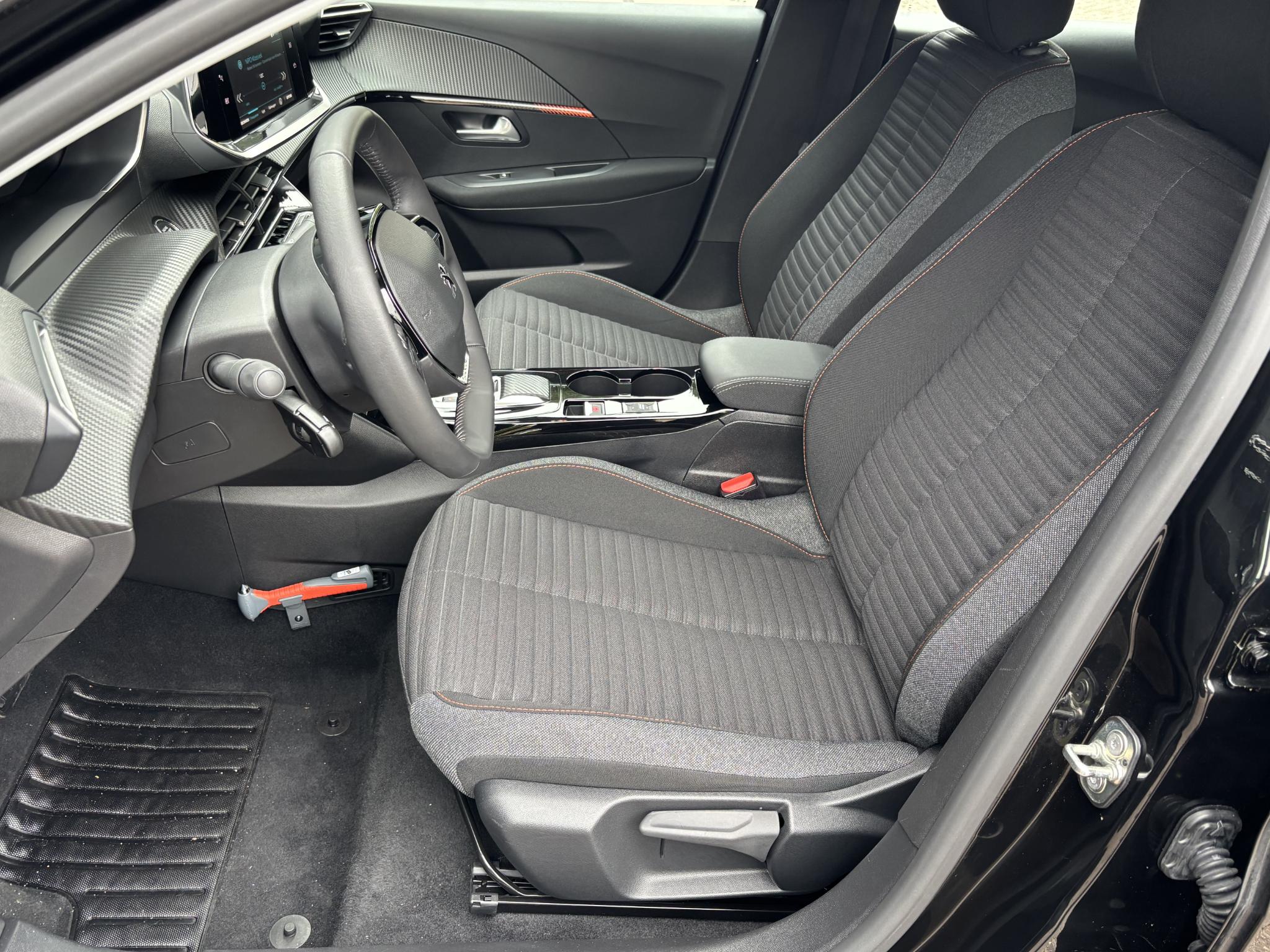 Peugeot e-208