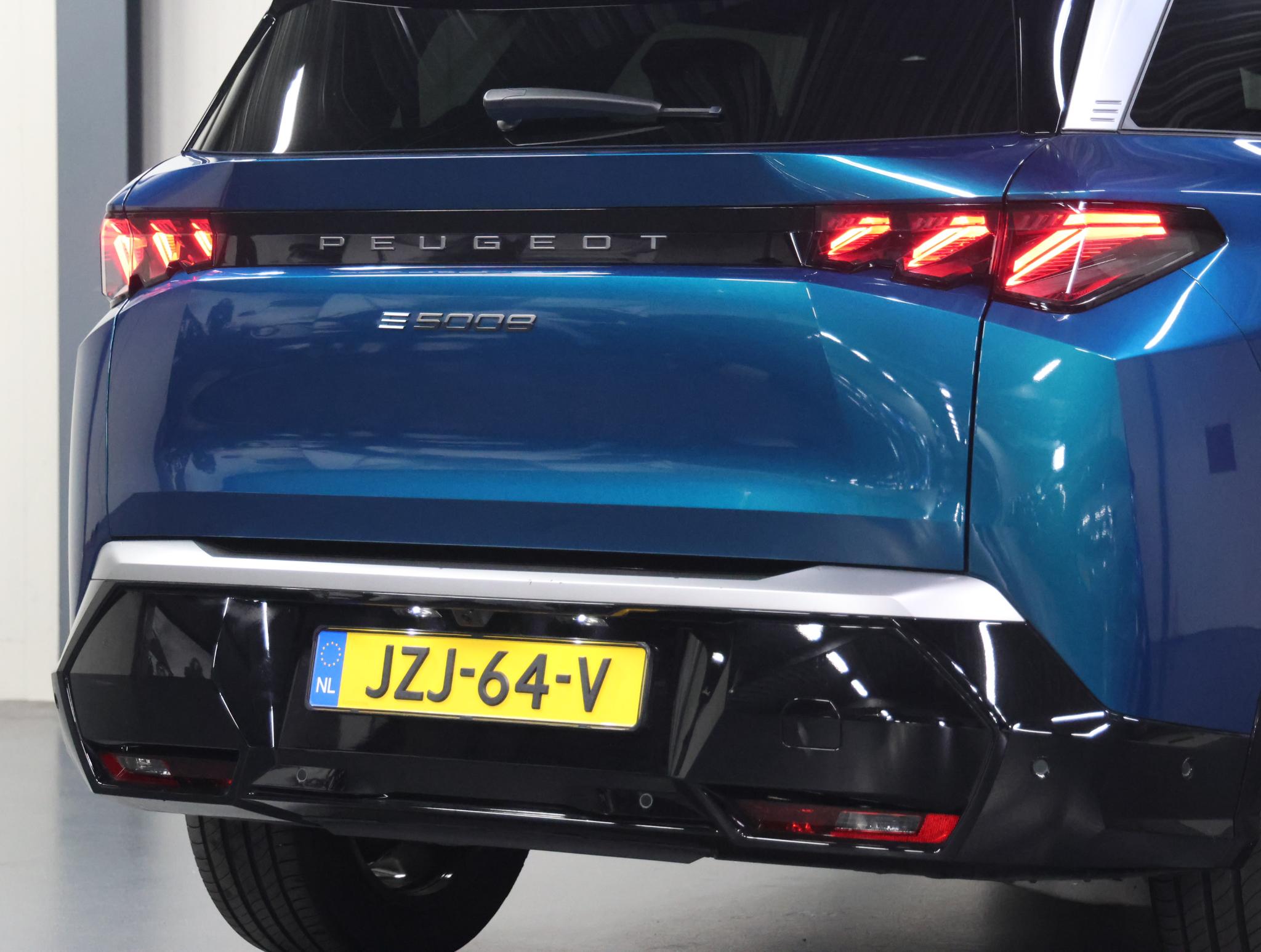Peugeot e-5008