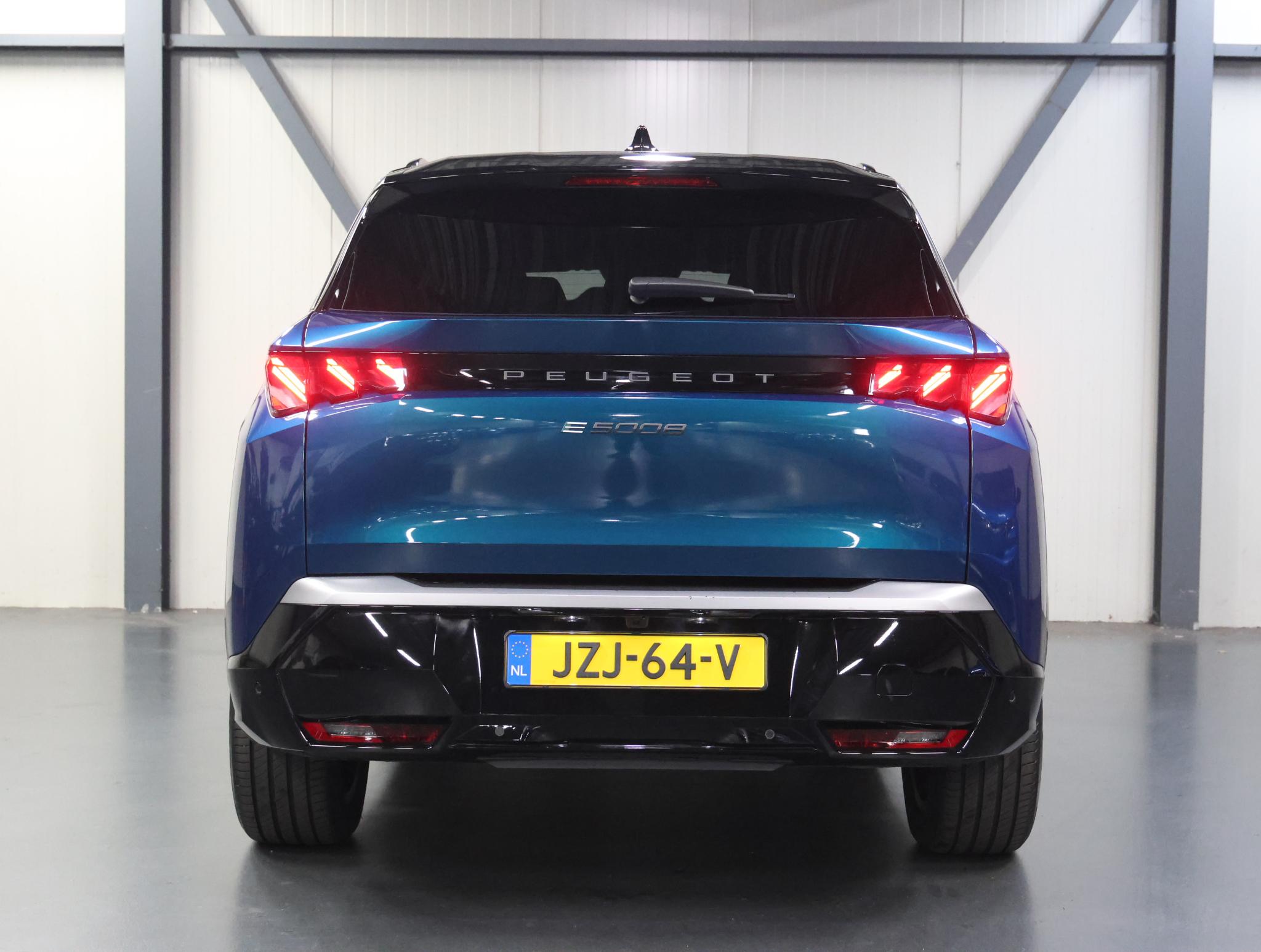 Peugeot e-5008