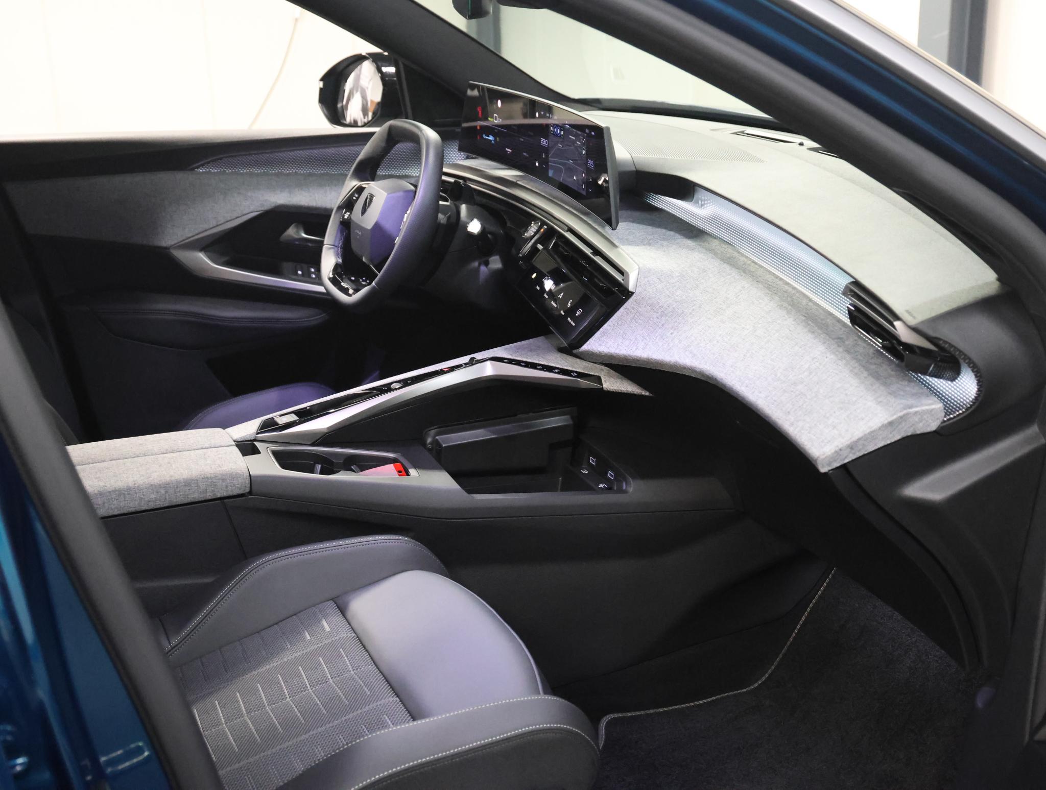 Peugeot e-5008