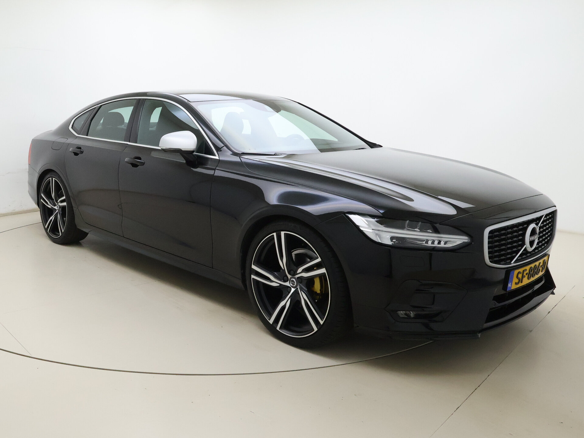 Volvo S90 D4 190PK R-Design | Trekhaak | 21" | BLIS | Achterbank verwarmd |