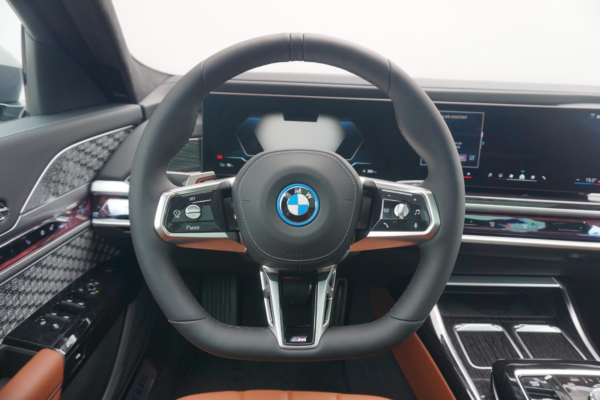 BMW i7