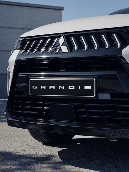 4. Mitsubishi_Grandis_Dynamic_versatile design_Front_Grille_1080x1080