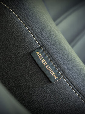 Close-up van het exclusieve Atelier Edition embleem van de Renault 4, alleen verkrijgbaar bij ABD.