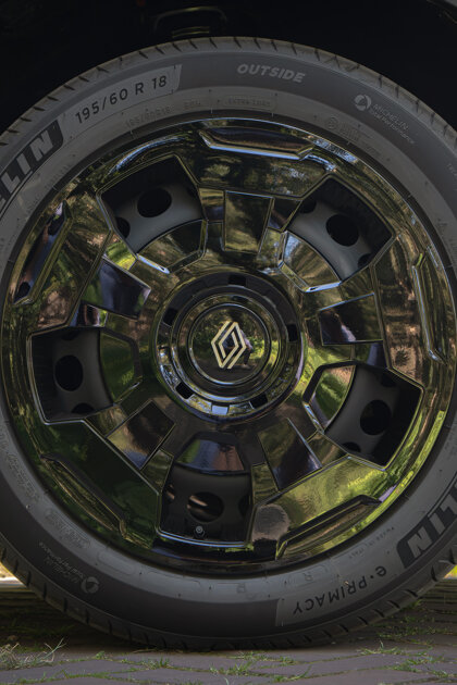 Lichtmetalen velgen Renault 4 Atelier Edition Close-up van de stijlvolle velg van de Renault 4 Atelier Edition en de bijzondere afwerking van deze ABD-uitvoering.