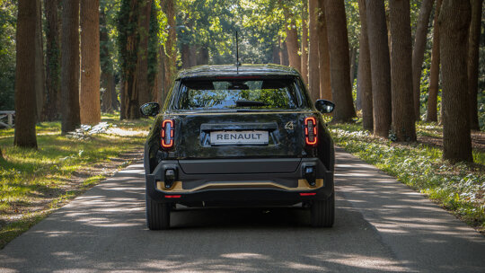 Achteraanzicht van de Renault 4 Atelier Edition met herkenbaar Renault 4-design en exclusieve ABD-details.