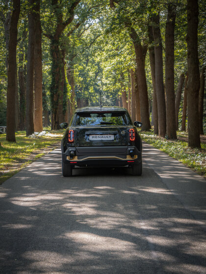 Achteraanzicht van de Renault 4 Atelier Edition met herkenbaar Renault 4-design en exclusieve ABD-details.
