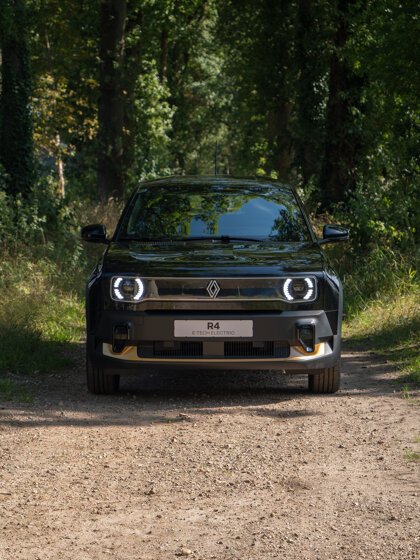 De volledig elektrische Renault 4 Atelier Edition onderweg, met zijn onderscheidende design duidelijk in beeld.
