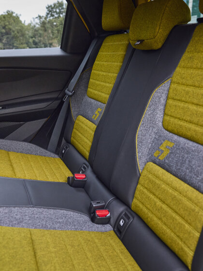 Renault 5 E-Tech electric - iconic cinq version - back seat