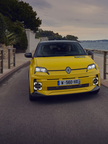 Renault 5 E-Tech electric - iconic cinq version - front zoom