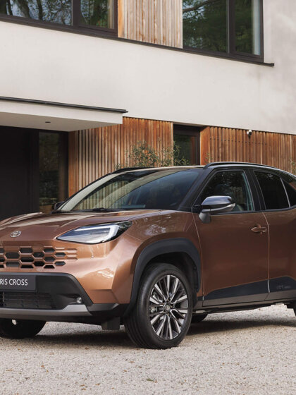 Yaris-Cross_High-Grade_Precious-Bronze_Static-07-scaled