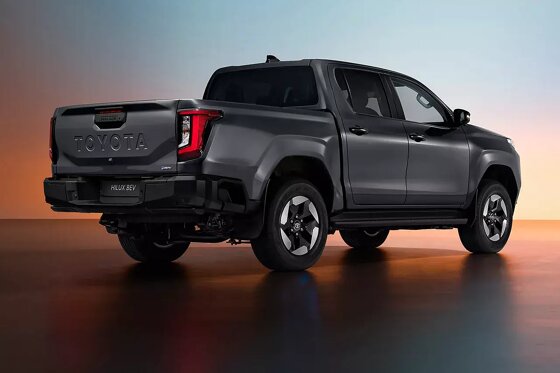 TOYOTA-Hilux-BEV-2026-driekwart-achter (1)