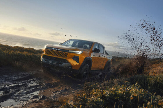 TOY_HILUX_2026_HUB_SHOT_01_MHEV_EXTERNAL_MUD-1500x1273 (1)