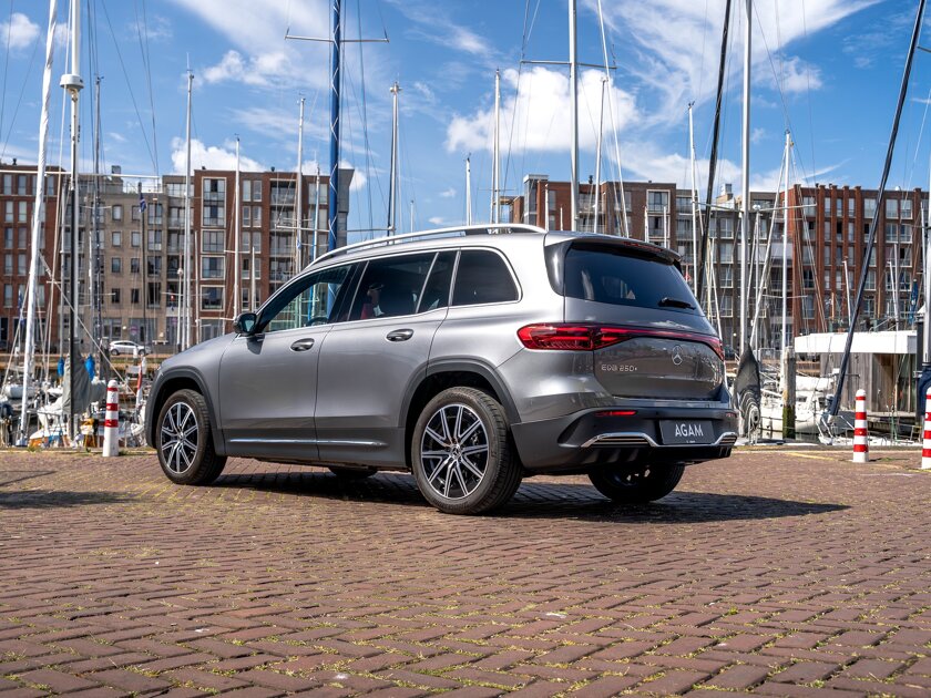 Mercedes-Benz EQB X243 zijaanzicht