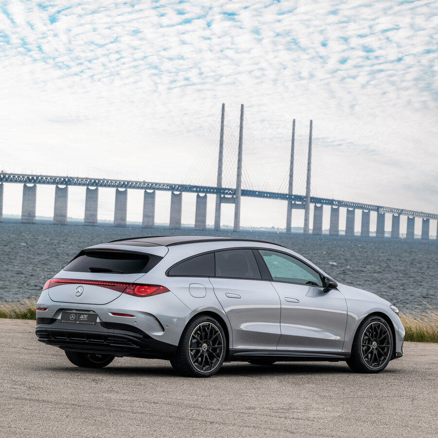 De nieuwe elektrische Mercedes-Benz CLA Shooting Brake. Deze achterzijde benadrukt het sportieve karakter van de Shooting Brake met strak gevormde LED-achterlichten, een brede stance en vloeiende lijnen die de aerodynamica versterken. Het design combineert elegantie met kracht en onderstreept de innovatieve, emissievrije aandrijving van dit elektrische model. Perfect voor wie stijl en duurzame mobiliteit wil laten samenkomen