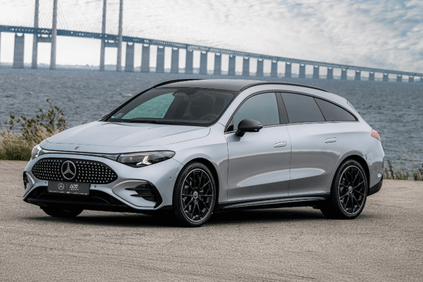 De nieuwe Mercedes-Benz CLA Shooting Brake combineert sportieve elegantie met praktische veelzijdigheid. Dankzij de dynamische lijnen, het ruime interieur en de nieuwste technologieën biedt deze Shooting Brake een unieke mix van stijl en comfort. Met geavanceerde rijhulpsystemen, innovatieve connectiviteit en efficiënte prestaties is de CLA Shooting Brake ideaal voor wie design en functionaliteit wil samenbrengen in één auto.