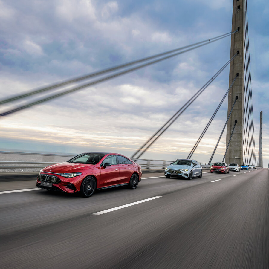 De nieuwe elektrische Mercedes-Benz CLA Shooting Brake is de perfecte combinatie van elegantie, ruimte en duurzame prestaties. Met zijn aerodynamische lijnen, innovatieve elektrische aandrijving en high-tech interieur biedt deze Shooting Brake een unieke rijervaring. Ideaal voor wie sportief design wil combineren met gezinsvriendelijk comfort en toekomstgerichte mobiliteit.