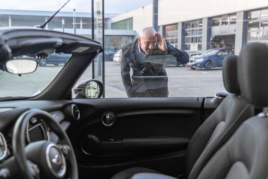 auto-az-klant-kijkt-door-raam