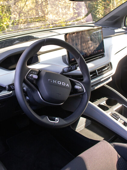 Cockpit en stuur van de Škoda Elroq met digitaal dashboard en moderne bediening