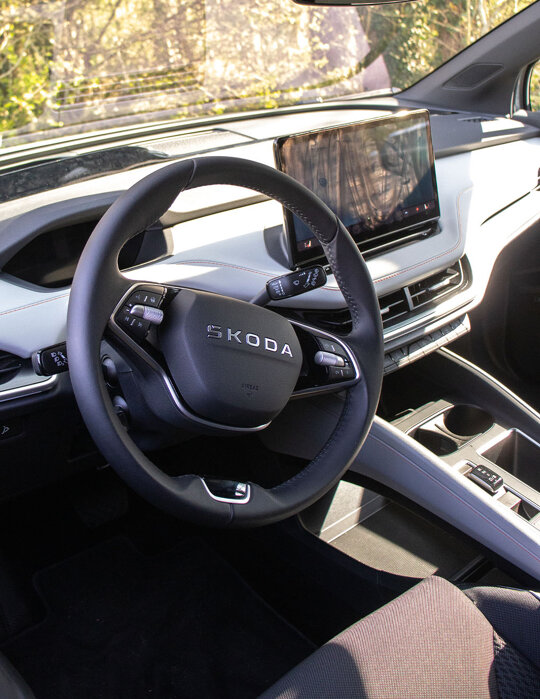 Cockpit en stuur van de Škoda Elroq met digitaal dashboard en moderne bediening