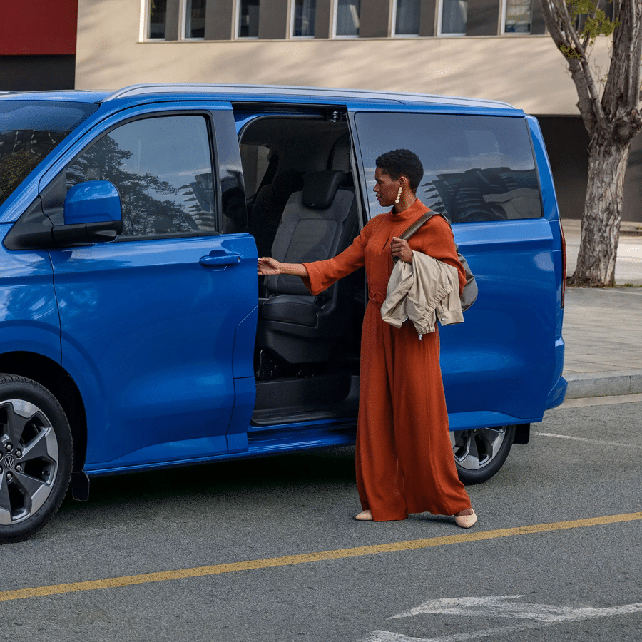 Volkswagen-Bedrijfswagens-Nieuwe-e-Caravelle-25-CS-UK-getinte-zijruiten