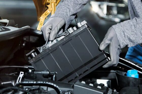 accu-leeg-versleten-vervangen-service-auto-hoogenboom-rotterdam