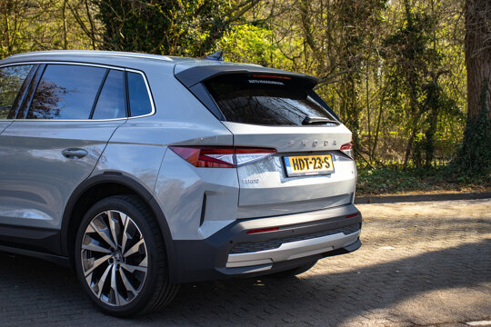 Škoda Elroq elektrische SUV tijdens rijden – private lease aanbod