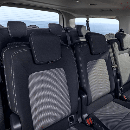 Volkswagen-Bedrijfswagens-Nieuwe-e-Caravelle-25-CS-UK-bekleding