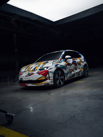 ID. Polo staand voor