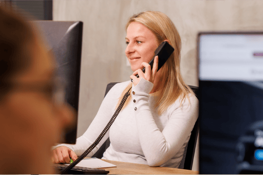 Klantcontact medewerker van Autogroep Twente Medewerkster van het Klantcontact Centrum van Autogroep Twente is aan het bellen met een klant.