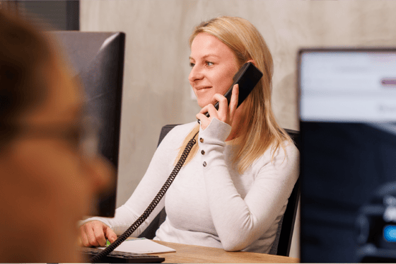 Medewerkster van het Klantcontact Centrum van Autogroep Twente is aan het bellen met een klant.