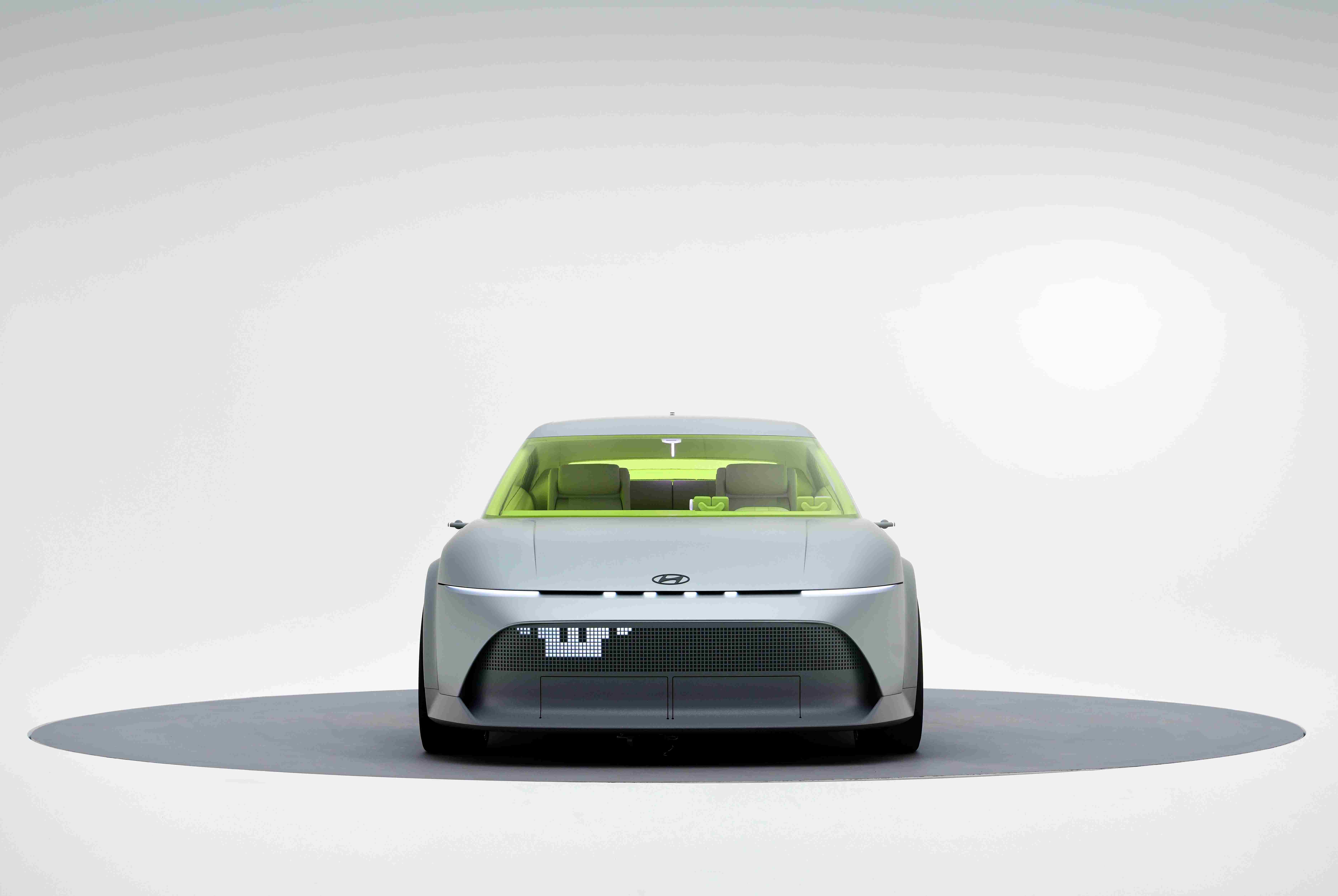 de nieuwe ioniq 3 vanuit de voorkant gefotografeerd.