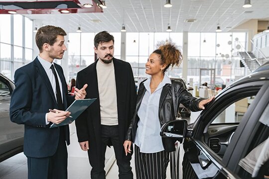 Autoverkoper in gesprek met klanten