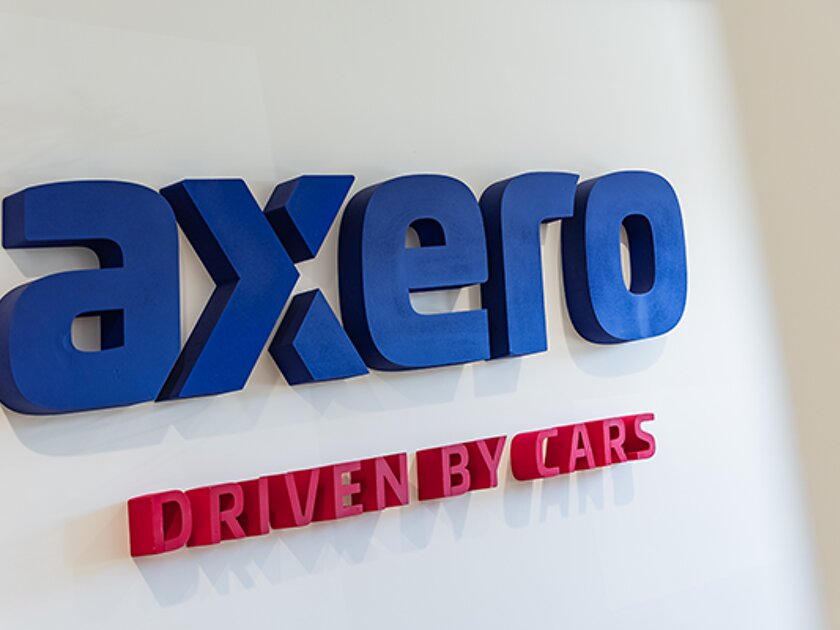 Axero logo op muur