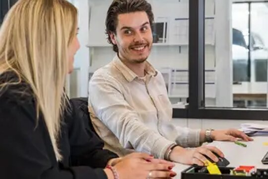 Autoverkoper in gesprek met klanten