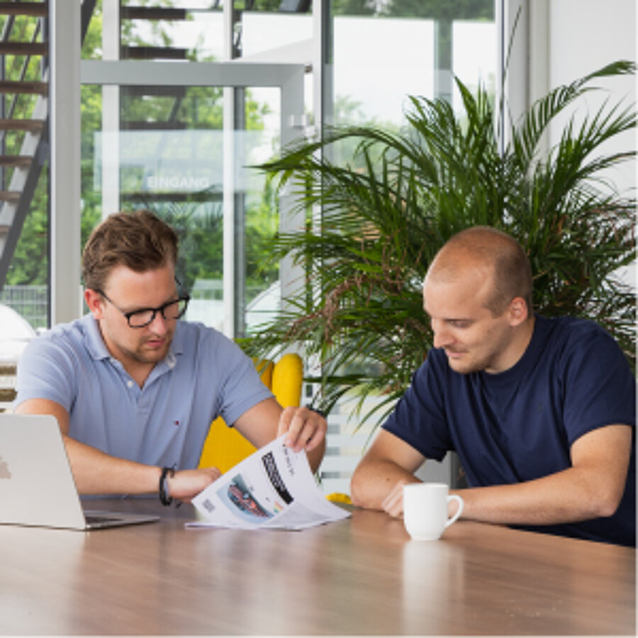 Autoverkoper in gesprek met klant