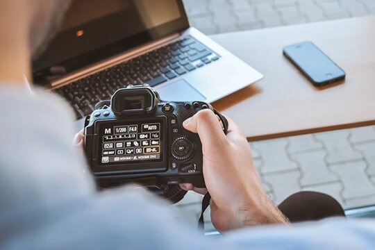 Fotocamera bij laptop en telefoon