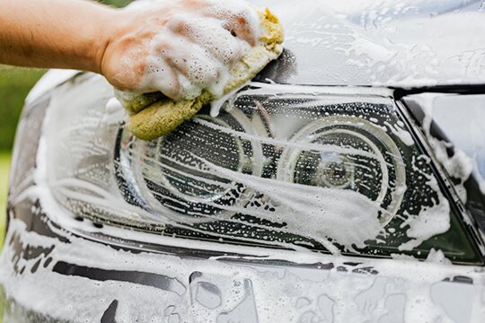 Auto koplamp wassen