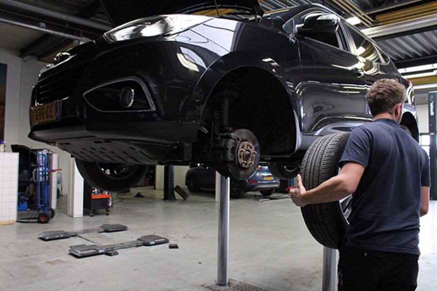 Autoband wisselen in werkplaats Autoband wisselen in werkplaats